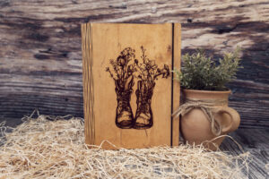 Agenda A5 din lemn, VintageBox, model Papuci cu flori