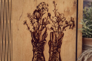 Agenda A5 din lemn, VintageBox, model Papuci cu flori