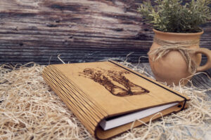 Agenda A5 din lemn, VintageBox, model Papuci cu flori