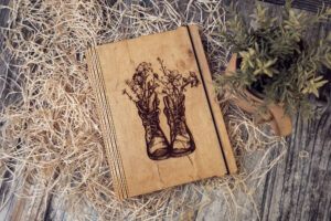 Agenda A5 din lemn, VintageBox, model Papuci cu flori