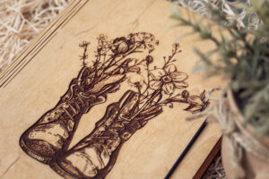 Agenda A5 din lemn, VintageBox, model Papuci cu flori