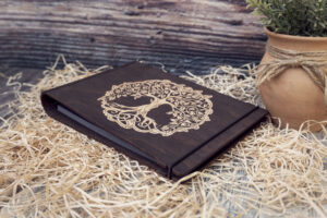 Album foto din lemn VintageBox realizat prin gravare model Copacul Vietii - Dark Collection