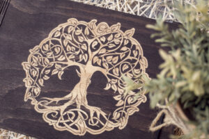 Album foto din lemn VintageBox realizat prin gravare model Copacul Vietii - Dark Collection