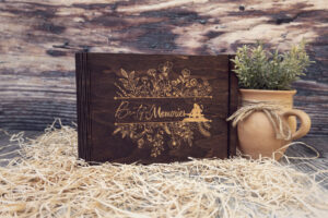 Album foto din lemn VintageBox realizat prin gravare model Amintiri cu Noi - Dark Collection