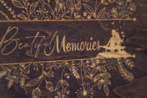 Album foto din lemn VintageBox realizat prin gravare model Amintiri cu Noi - Dark Collection