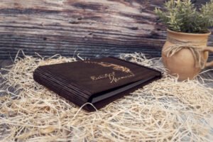 Album foto din lemn VintageBox realizat prin gravare model Write & Fly - Dark Collection