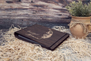 Album foto din lemn VintageBox realizat prin gravare model Write & Fly - Dark Collection