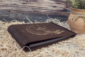 Album foto din lemn VintageBox realizat prin gravare model Beautiful Night - Dark Collection