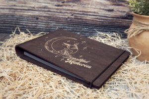 Album foto din lemn VintageBox realizat prin gravare model Beautiful Night - Dark Collection