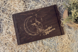 Album foto din lemn VintageBox realizat prin gravare model Beautiful Night - Dark Collection