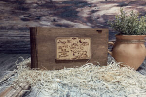 Cutie din lemn pentru stick USB + loc fotografii, VintageBox, model Ursuletul de pe luna (fetita)