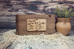 Cutie din lemn pentru stick USB + loc fotografii, VintageBox, model Ursuletul de pe luna (baietel)