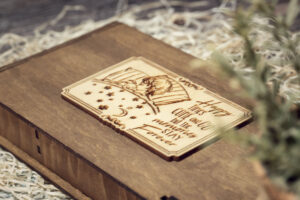 Cutie din lemn pentru stick USB + loc fotografii, VintageBox, model Somn Dulce