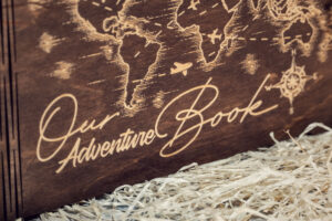 Album foto din lemn VintageBox realizat prin gravare model Our Adventure Book - Dark Collection