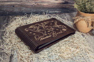Album foto din lemn VintageBox realizat prin gravare model Our Adventure Book - Dark Collection