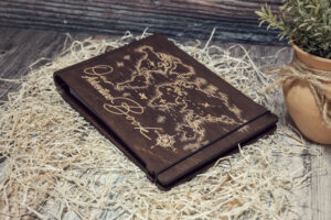 Album foto din lemn VintageBox realizat prin gravare model Our Adventure Book - Dark Collection