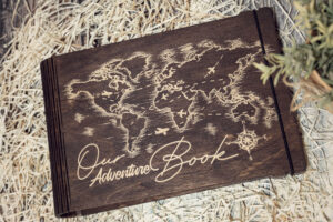 Album foto din lemn VintageBox realizat prin gravare model Our Adventure Book - Dark Collection
