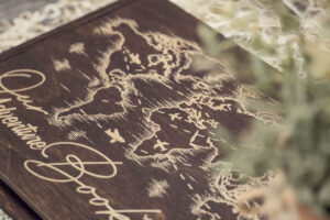 Album foto din lemn VintageBox realizat prin gravare model Our Adventure Book - Dark Collection