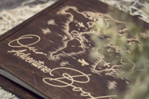 Album foto din lemn VintageBox realizat prin gravare model Our Adventure Book - Dark Collection