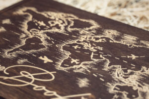 Album foto din lemn VintageBox realizat prin gravare model Our Adventure Book - Dark Collection