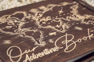 Album foto din lemn VintageBox realizat prin gravare model Our Adventure Book - Dark Collection