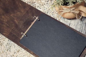 Album foto din lemn VintageBox realizat prin gravare model Our Adventure Book - Dark Collection