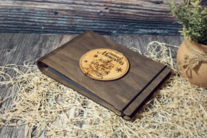 Album foto din lemn VintageBox realizat prin gravare model Bunicutii veseli 2, Christmas Memory