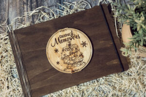 Album foto din lemn VintageBox realizat prin gravare model Bunicutii veseli 2, Christmas Memory