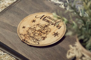 Album foto din lemn VintageBox realizat prin gravare model Bunicutii veseli 2, Christmas Memory