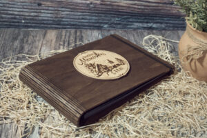 Album foto din lemn VintageBox realizat prin gravare model Casuta din padure 2, Christmas Memory