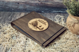 Album foto din lemn VintageBox realizat prin gravare model Casuta din padure 2, Christmas Memory