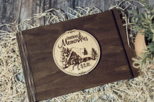 Album foto din lemn VintageBox realizat prin gravare model Casuta din padure 2, Christmas Memory