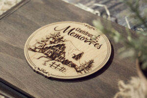 Album foto din lemn VintageBox realizat prin gravare model Casuta din padure 2, Christmas Memory