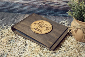 Album foto din lemn VintageBox realizat prin gravare model Love, Christmas Memory