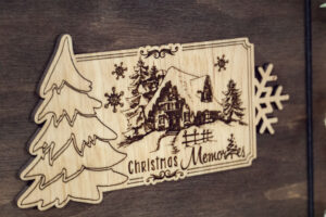 Album foto din lemn VintageBox realizat prin gravare model Casuta din padure, Christmas Memory