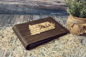 Album foto din lemn VintageBox realizat prin gravare model Casuta din padure, Christmas Memory