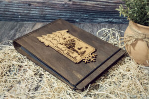 Album foto din lemn VintageBox realizat prin gravare model Casuta din padure, Christmas Memory