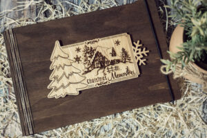 Album foto din lemn VintageBox realizat prin gravare model Casuta din padure, Christmas Memory