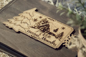 Album foto din lemn VintageBox realizat prin gravare model Casuta din padure, Christmas Memory