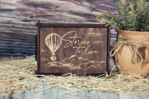 Cutie din lemn pentru fotografii, VintageBox, model Calatori printre nori dark collection