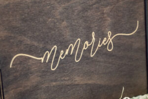 Album foto din lemn VintageBox realizat prin gravare model Memories - Dark Collection