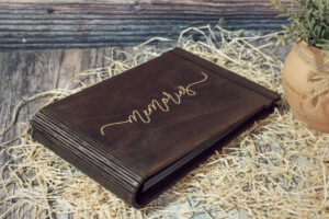 Album foto din lemn VintageBox realizat prin gravare model Memories - Dark Collection