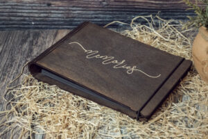 Album foto din lemn VintageBox realizat prin gravare model Memories - Dark Collection