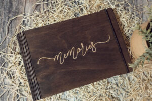 Album foto din lemn VintageBox realizat prin gravare model Memories - Dark Collection