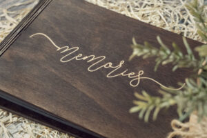 Album foto din lemn VintageBox realizat prin gravare model Memories - Dark Collection