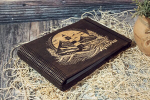 Album foto din lemn VintageBox realizat prin gravare model Farul - Dark Collection