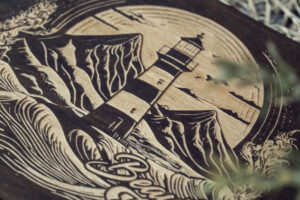 Album foto din lemn VintageBox realizat prin gravare model Farul - Dark Collection