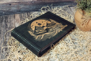 Album foto din lemn VintageBox realizat prin gravare model Farul - Dark Collection