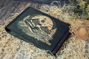 Album foto din lemn VintageBox realizat prin gravare model Farul - Dark Collection