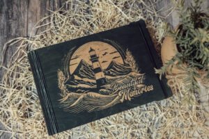 Album foto din lemn VintageBox realizat prin gravare model Farul - Dark Collection